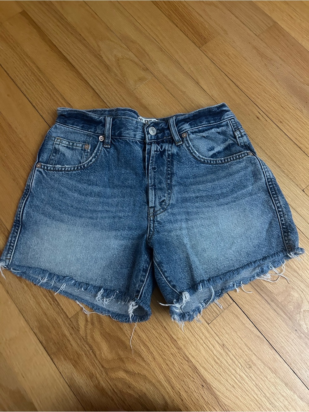 FREE PEOPLE IVY Mid-Rise Raw Hem Denim Shorts in Light Blue Size 25